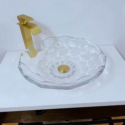 よじ登るガラス洗面器の透明な彫面を切り出された形の浴室の流しの洗面器