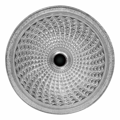 銀製の漏斗は水晶洗面器をクロム染料で染めたエッチングされたガラス容器の流しを形づけた