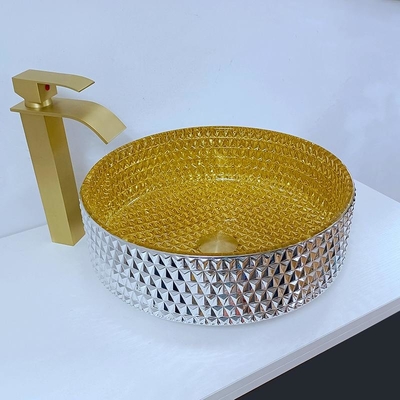 よじ登る金のクリスタル グラスの洗面器の円柱形の浴室の容器の流し