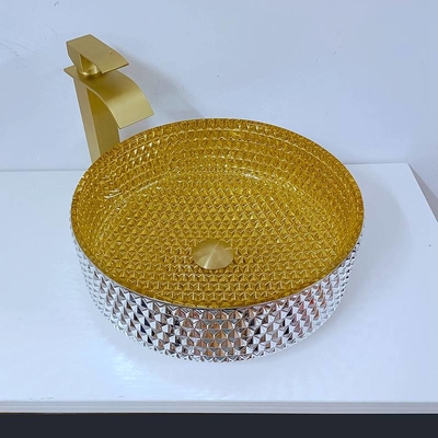 よじ登る金のクリスタル グラスの洗面器の円柱形の浴室の容器の流し